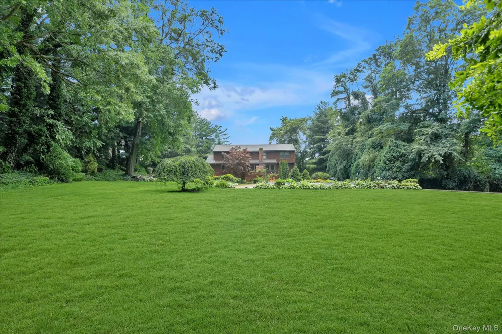 17 Calumet Drive Dix Hills, NY 11746