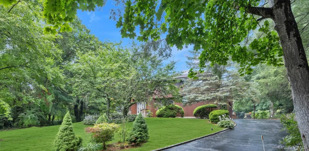 17 Calumet Drive Dix Hills, NY 11746