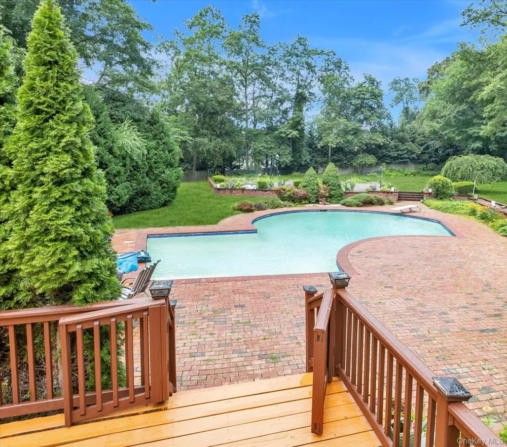17 Calumet Drive Dix Hills, NY 11746