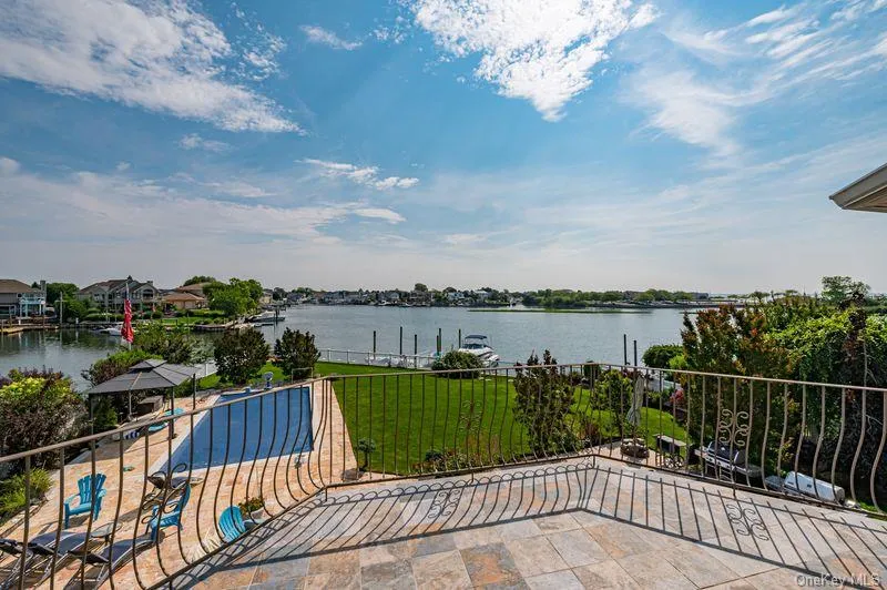 37 Crescent Cove Circle Seaford, NY 11783