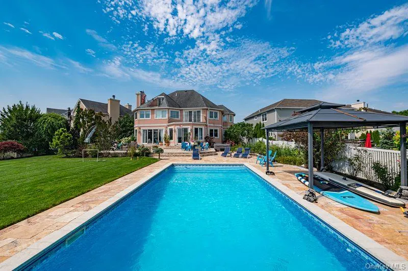 37 Crescent Cove Circle Seaford, NY 11783