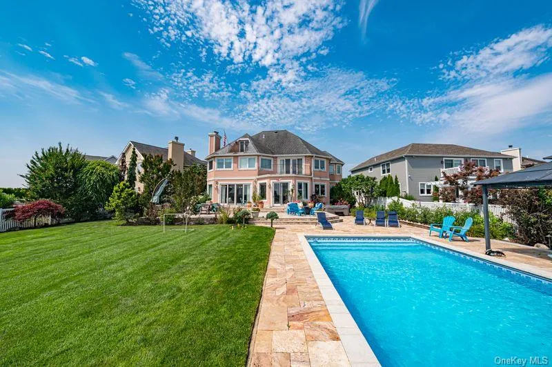 37 Crescent Cove Circle Seaford, NY 11783