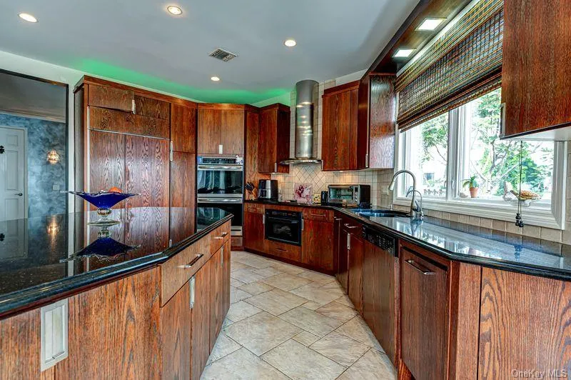 37 Crescent Cove Circle Seaford, NY 11783