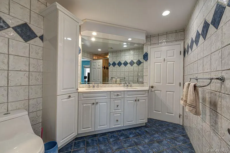 37 Crescent Cove Circle Seaford, NY 11783