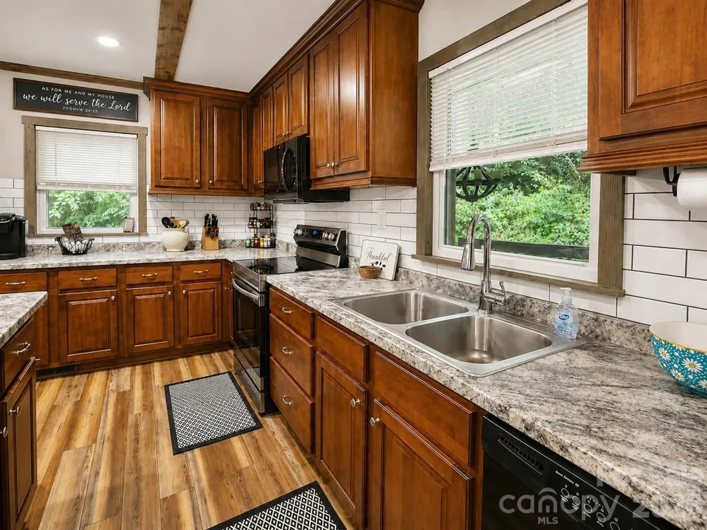 47 Caribou Lane Burnsville, NC 28714