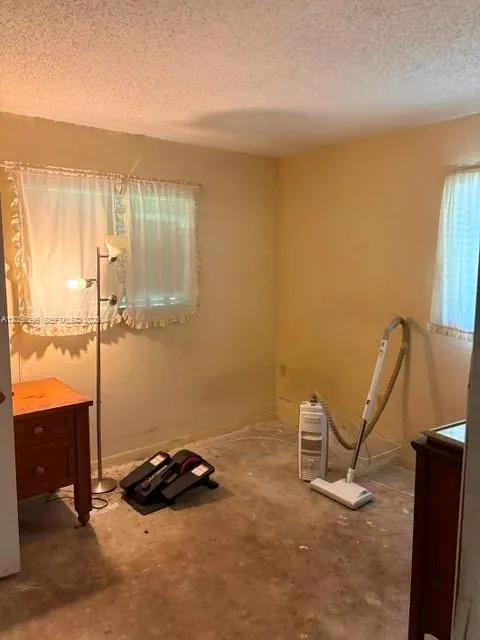 9590 SW 19th St Miami, FL 33165