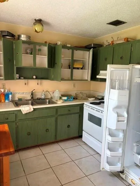 9590 SW 19th St Miami, FL 33165