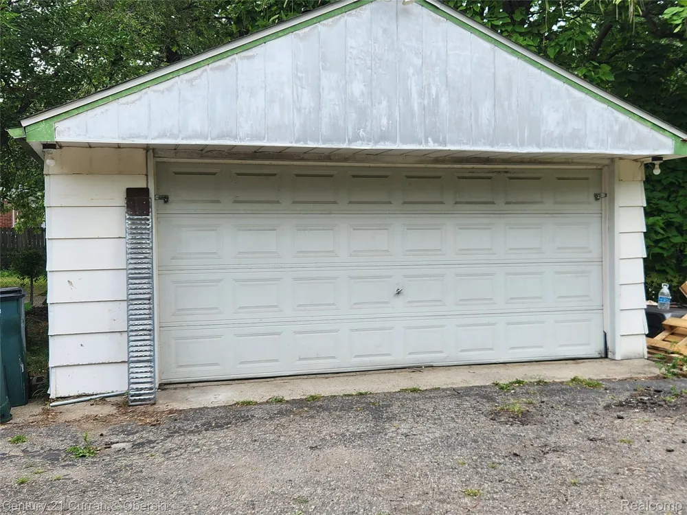 915 E 14 Mile Road Clawson City, MI 48017