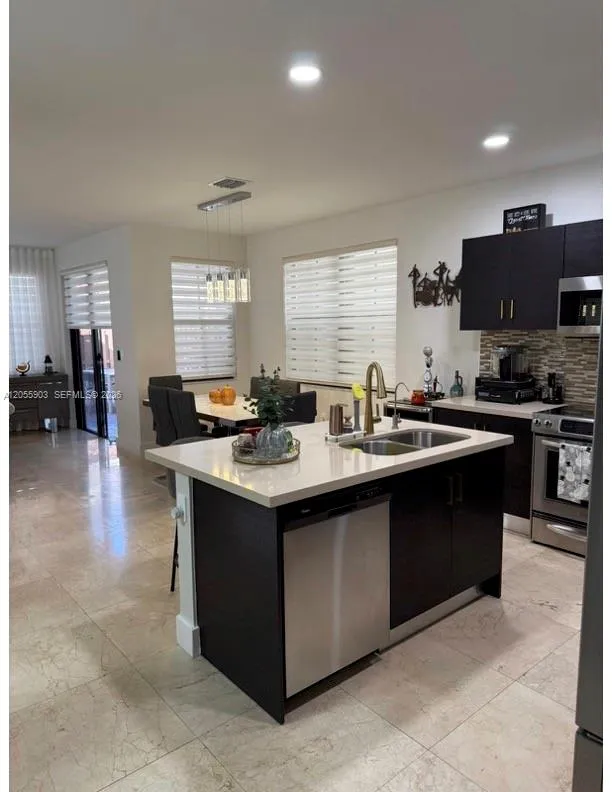 7022 NW 102nd Pl Doral, FL 33178