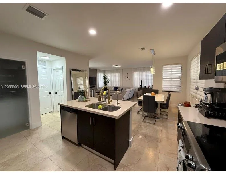 7022 NW 102nd Pl Doral, FL 33178