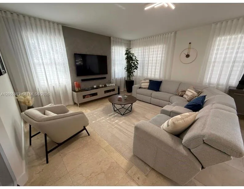 7022 NW 102nd Pl Doral, FL 33178