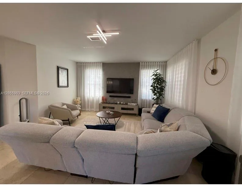 7022 NW 102nd Pl Doral, FL 33178