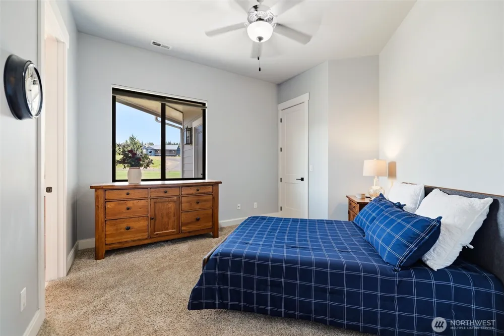 28210 142nd St E / AIRSTRIP HOME Buckley, WA 98321