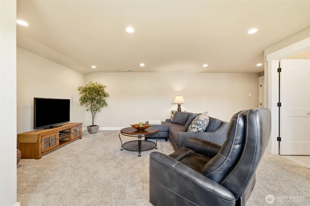 28210 142nd St E / AIRSTRIP HOME Buckley, WA 98321
