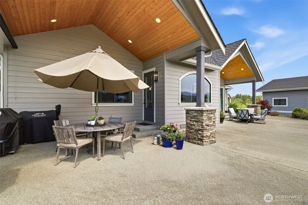 28210 142nd St E / AIRSTRIP HOME Buckley, WA 98321