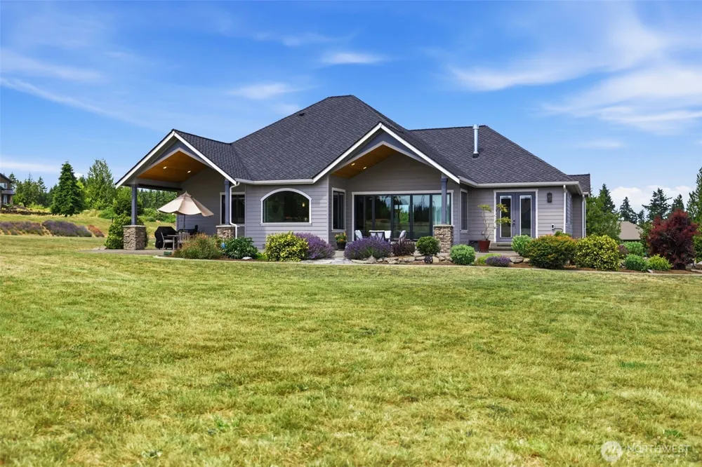 28210 142nd St E / AIRSTRIP HOME Buckley, WA 98321