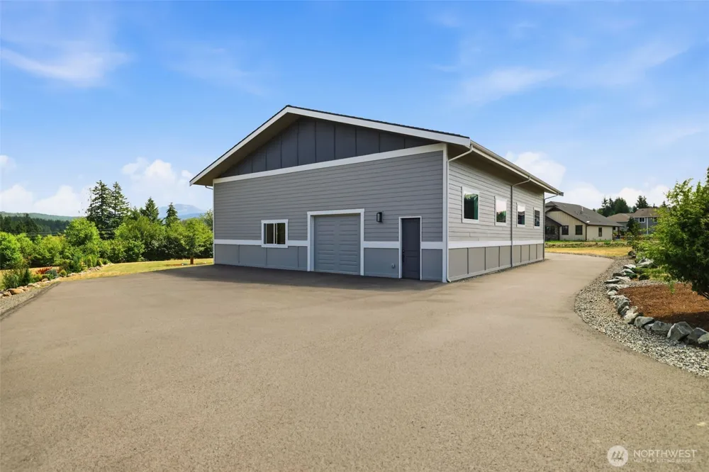 28210 142nd St E / AIRSTRIP HOME Buckley, WA 98321