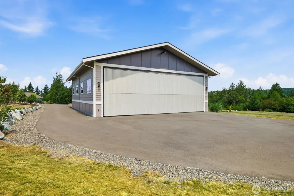 28210 142nd St E / AIRSTRIP HOME Buckley, WA 98321