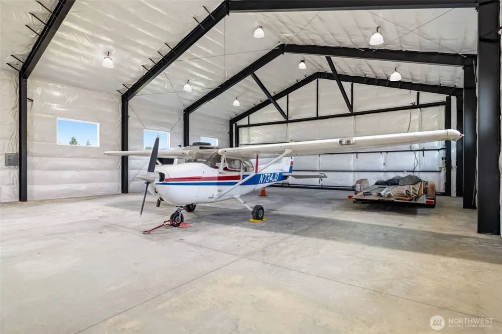 28210 142nd St E / AIRSTRIP HOME Buckley, WA 98321