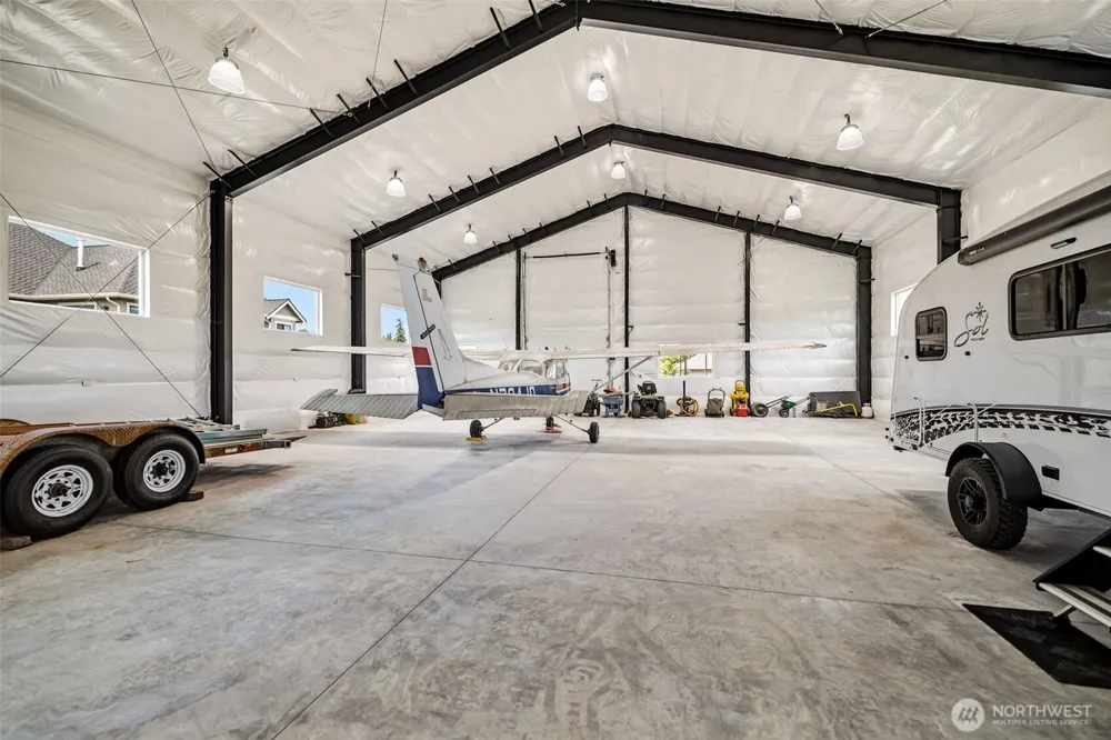 28210 142nd St E / AIRSTRIP HOME Buckley, WA 98321