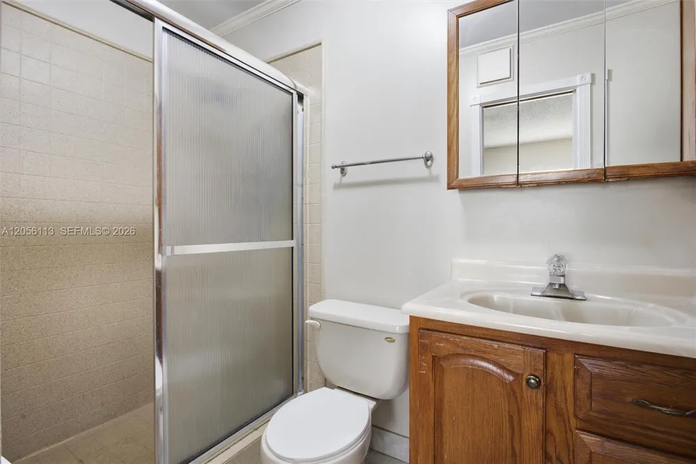 450 E Lakewood Cir E #B Margate, FL 33063