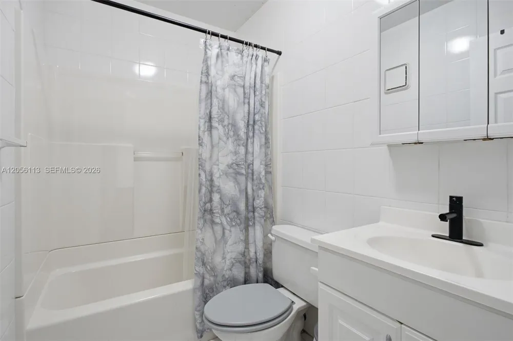 450 E Lakewood Cir E #B Margate, FL 33063