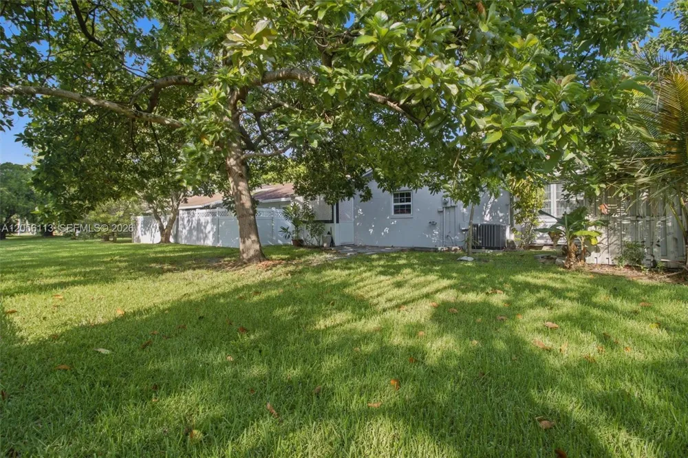 450 E Lakewood Cir E #B Margate, FL 33063