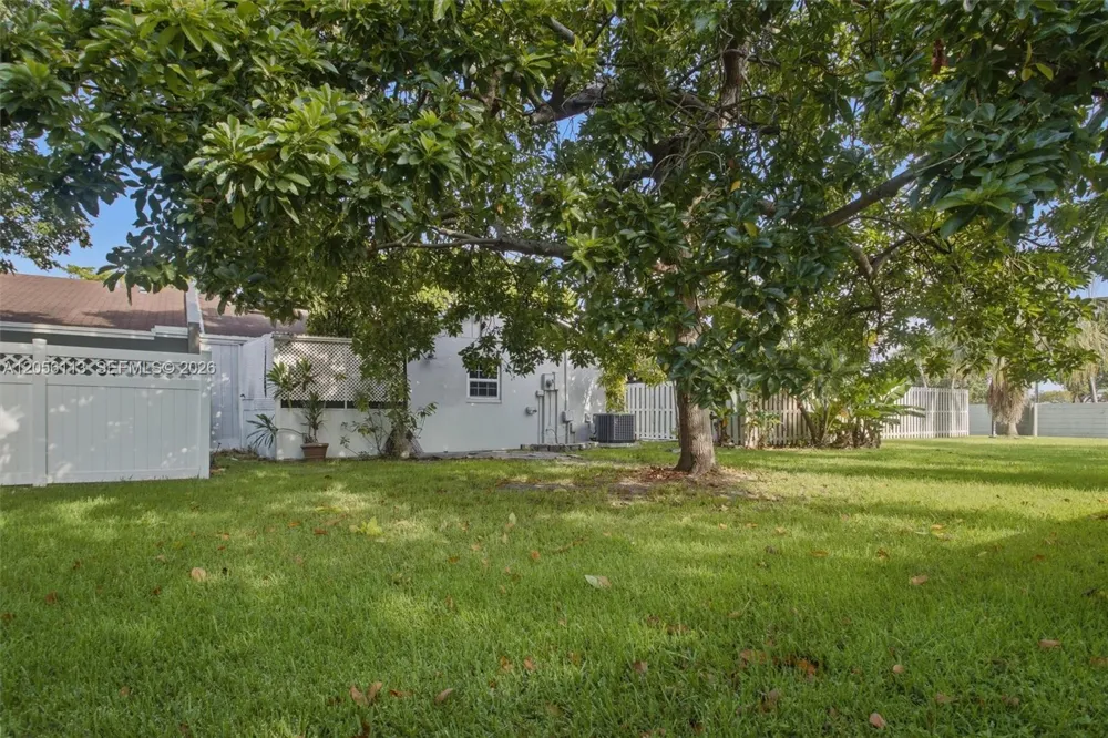 450 E Lakewood Cir E #B Margate, FL 33063