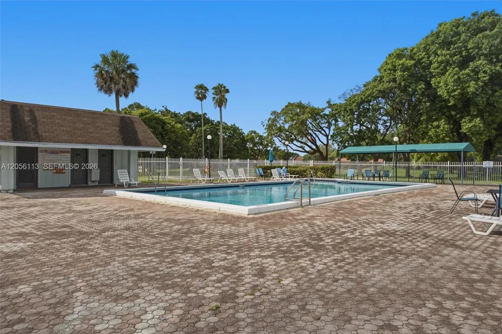 450 E Lakewood Cir E #B Margate, FL 33063