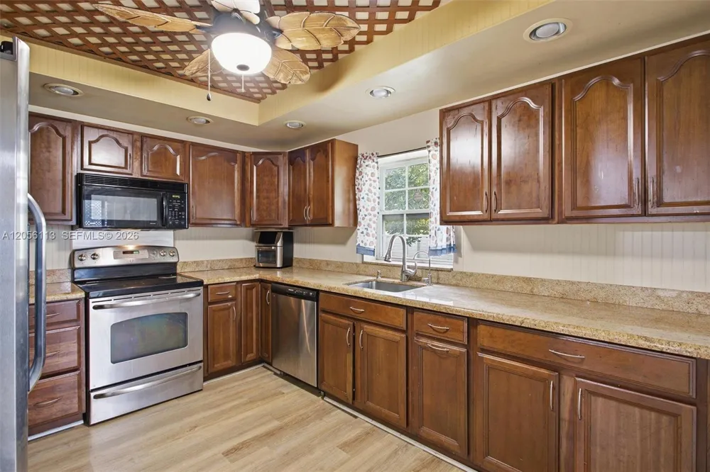 450 E Lakewood Cir E #B Margate, FL 33063