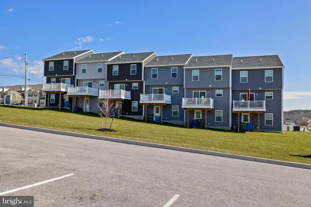 886 SETTING SUN LN Chambersburg, PA 17201