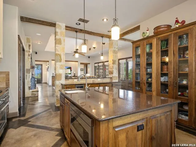 2717 B & R Utopia, TX 78884