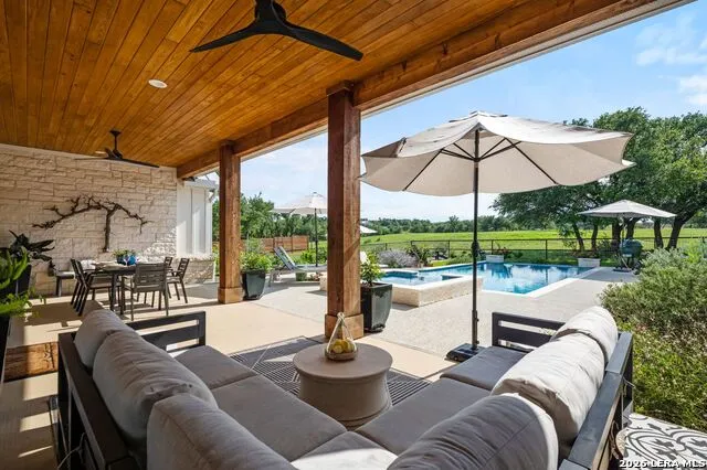 2009 Axis Circle Fredericksburg, TX 78624