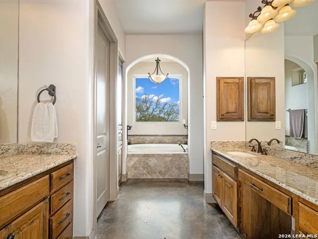 2717 B & R Rd Utopia, TX 78884