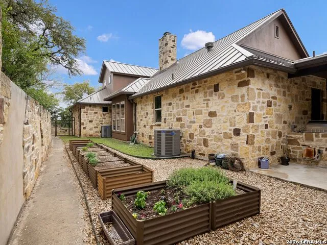 2717 B & R Rd Utopia, TX 78884