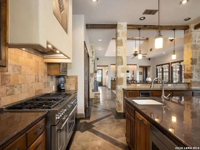 2601 B AND R RD Utopia, TX 78884