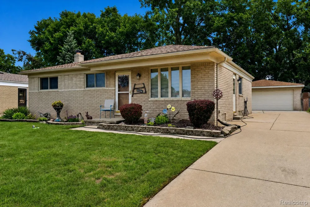 27241 Evelyn Avenue Brownstown Charter Township, MI 48183