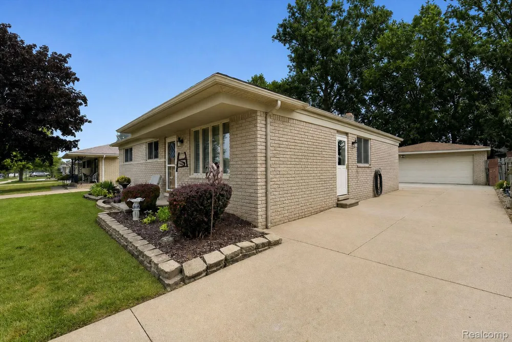 27241 Evelyn Avenue Brownstown Charter Township, MI 48183
