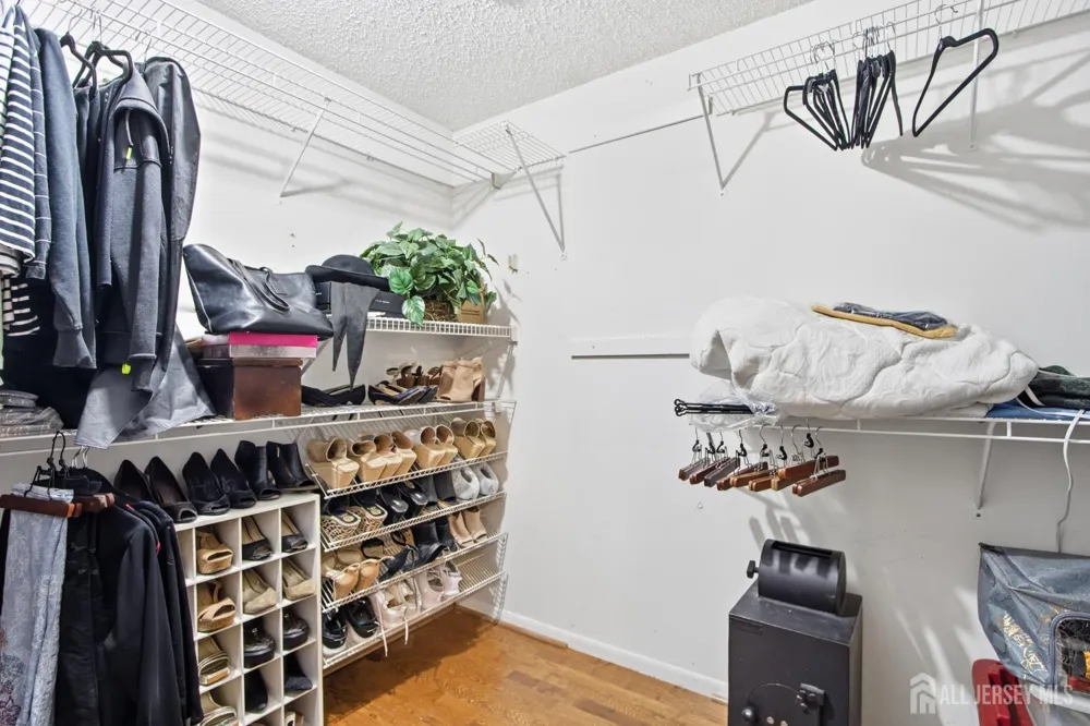 124 Park Gate Drive Edison, NJ 08820