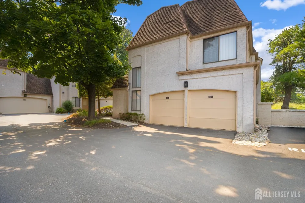 124 Park Gate Drive Edison, NJ 08820