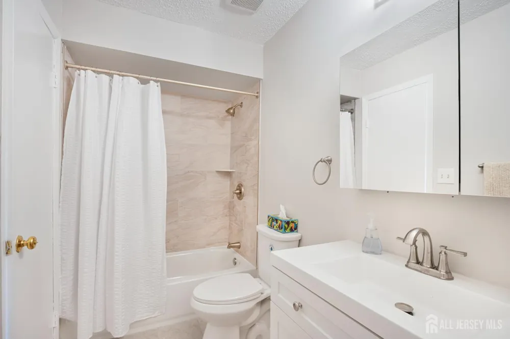 124 Park Gate Drive Edison, NJ 08820