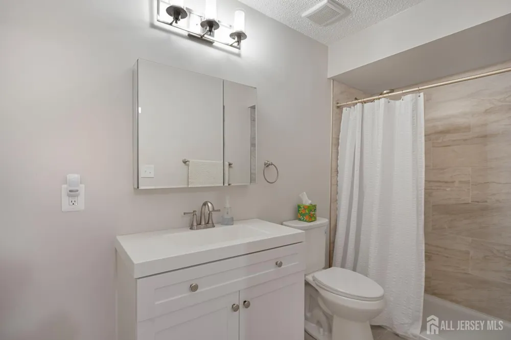 124 Park Gate Drive Edison, NJ 08820