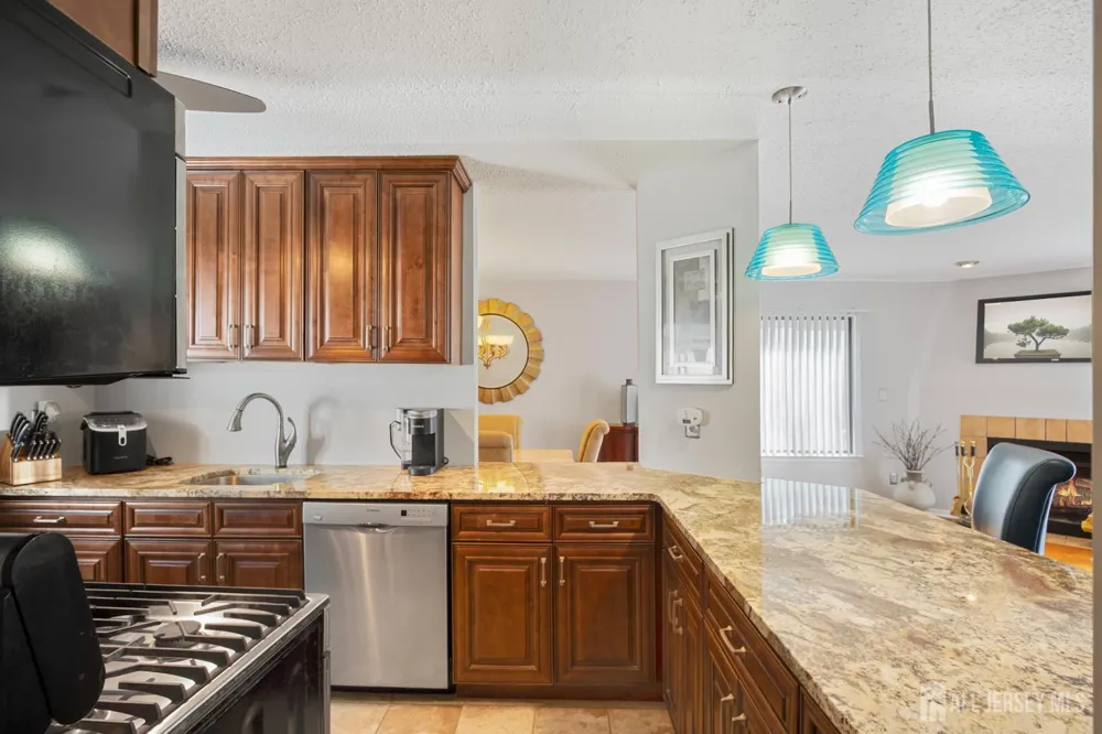 124 Park Gate Drive Edison, NJ 08820