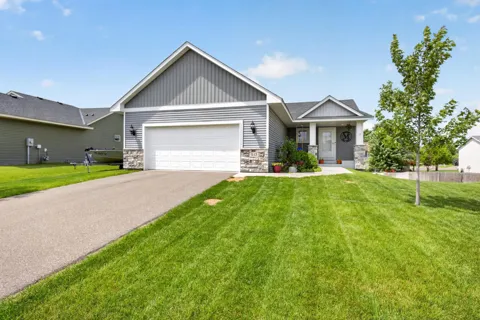 913 Moline Loop NW