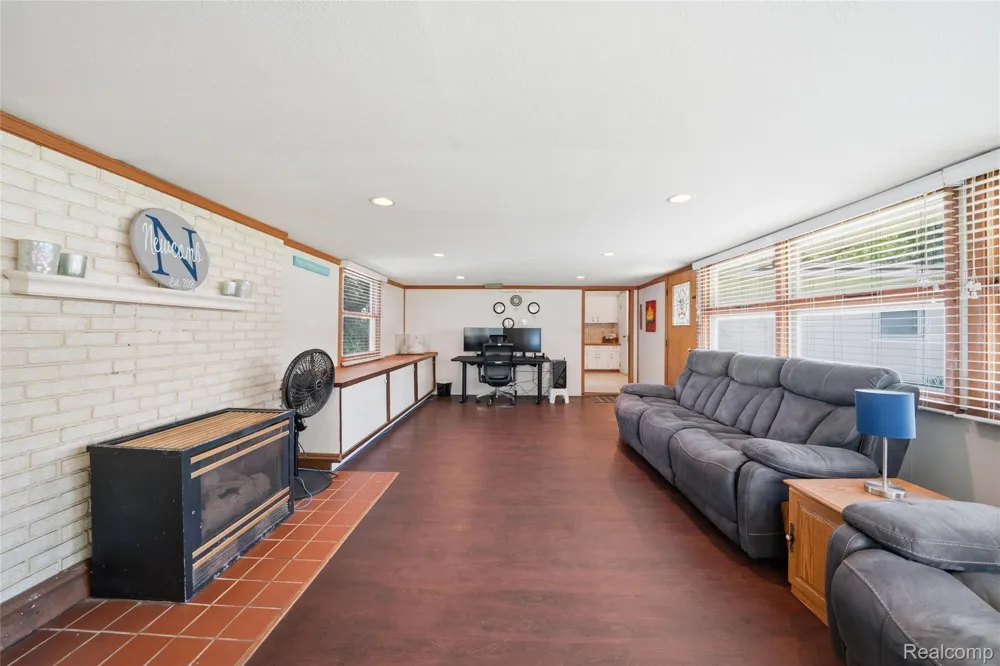 918 Pine Tree Road Lake Orion Village, MI 48362