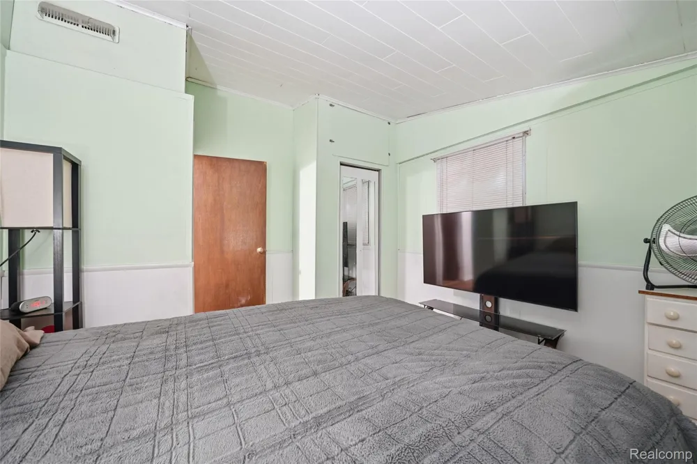 918 Pine Tree Road Lake Orion Village, MI 48362