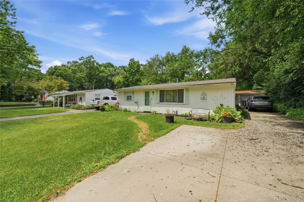 918 Pine Tree Road Lake Orion Village, MI 48362