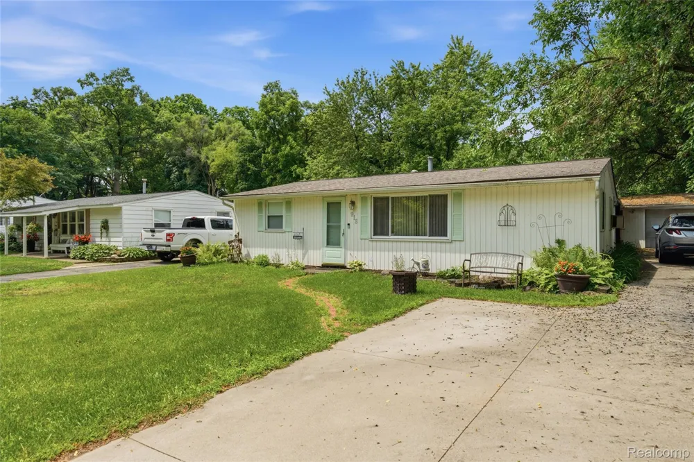 918 Pine Tree Road Lake Orion Village, MI 48362