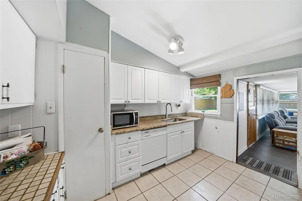 918 Pine Tree Road Lake Orion Village, MI 48362