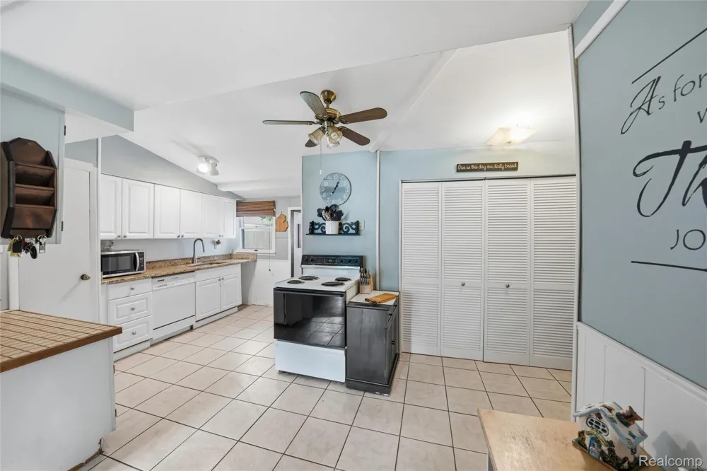 918 Pine Tree Road Lake Orion Village, MI 48362